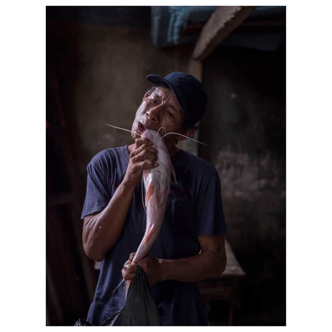 Magnum Photosさんのインスタグラム写真 - (Magnum PhotosInstagram)「"It is Peru, the country where I was born but that I hardly know, where we long to find a future home. So we embark now on a new search, from the back alleyways of Callao, where my Peruvian family comes from, to the otherworldly beauty of the Amazon. This is where I feel most at home." - @moisessaman . Reflecting on the idea of "home", @moisessaman returns to the country of his birth in order to reconnect with his roots. Link in bio. . PHOTO: A man at a makeshift bar for port workers of the Puerto Productores along the Itaya River. Iquitos, Lima, Peru. September 2017. . © @moisessaman/#MagnumPhotos . #MoisesSaman #Peru #Home」5月17日 23時00分 - magnumphotos