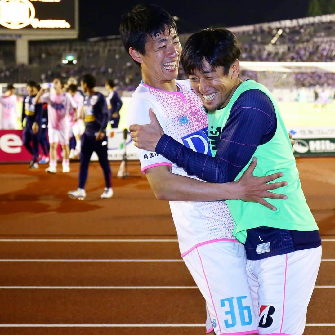 Goal Japanさんのインスタグラム写真 - (Goal JapanInstagram)「. ＼新体制発足からリーグ戦連勝⚪️⚪️／ 攻め込まれる時間を耐えた鳥栖が、アウェイで完封勝利‼︎ (Photo:J.LEAGUE) . 🇯🇵#明治安田生命J1リーグ 第12節 🆚#サンフレッチェ広島 0-1 #サガン鳥栖 ⚽️オウンゴール(87分) . #soccer #football #jleague #J1 #sanfrecce #sanfreccehiroshima #sagantosu #サッカー #フットボール #Jリーグ #コトシハJガハンパナイ #⚽️」5月17日 23時01分 - goaljapan