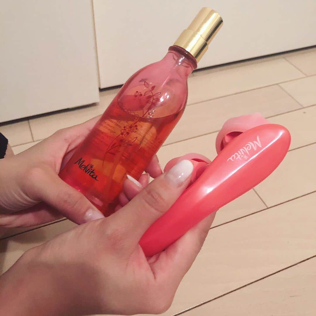 のインスタグラム：「. 美容投稿するって言って全然できていなかった…笑  夏にスキンケアとかボディケアを変えたいんだよねーって、聞かれることが多くて。せっかくなのでここで書いてみようかな、と🤔！ お風呂あがりにパックしながらメルヴィータのオイルを使っております✌️ (お風呂あがりの肌に水分があるときのがより浸透してよりサラッとするから◎) マッサージャーも使いやすくて、わたしとてもすき☺️ もう夏だね！！楽しもうねー！！ #ピンクのオイル#メルヴィータ#夏活」