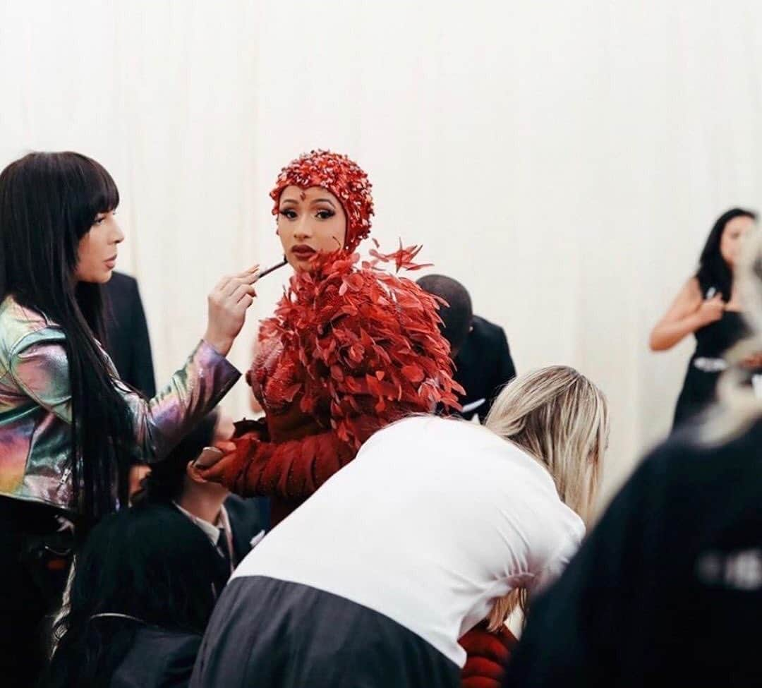 パット・マグラスさんのインスタグラム写真 - (パット・マグラスInstagram)「CARDI BEAT ⚡️⚡️⚡️ #McGrathMuse @iamcardib getting ready to make LIP-STORY at the #MetGala in a CUSTOM COUTURE mix of #MatteTrance Lipstick shades ‘VENDETTA’ & ‘GUINEVERE’ by MAJOR #MUA @erika_lapearl_mua #regram ⚡⚡⚡ Shop this #PMGRedCarpetRealness LOOK NOW at PATMcGRATH.COM.」5月17日 23時04分 - patmcgrathreal