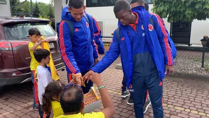 サッカー コロンビア代表チームのインスタグラム：「‪Los hinchas colombianos empiezan a llegar a Polonia para apoyar a nuestra Selección Colombia Sub-20. 👋🏼🇵🇱 #Polonia2019 ‬」