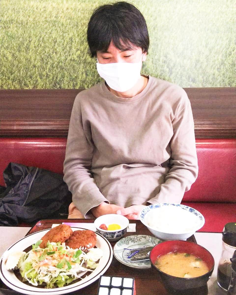 町田星児さんのインスタグラム写真 - (町田星児Instagram)「飯を食う事ぐらいしか楽しみのない男です。かわいそうだと思った方はライブにお越しください。」5月17日 23時14分 - machidaseiji