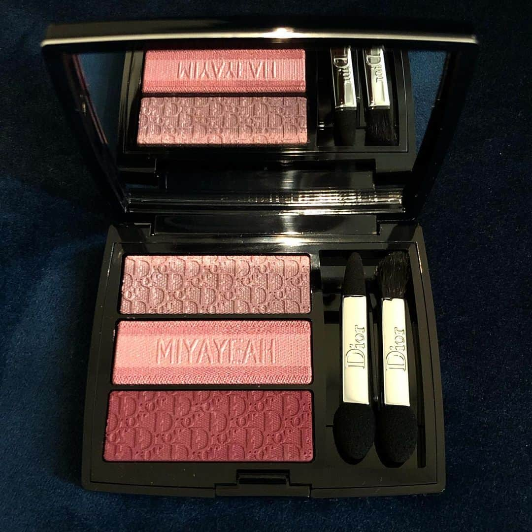 ソンミさんのインスタグラム写真 - (ソンミInstagram)「#AD Got my own #DIORSHOW palette! Thanks @diormakeup 🖤 . . #디올쇼 #디올 #Dior」5月17日 23時11分 - miyayeah