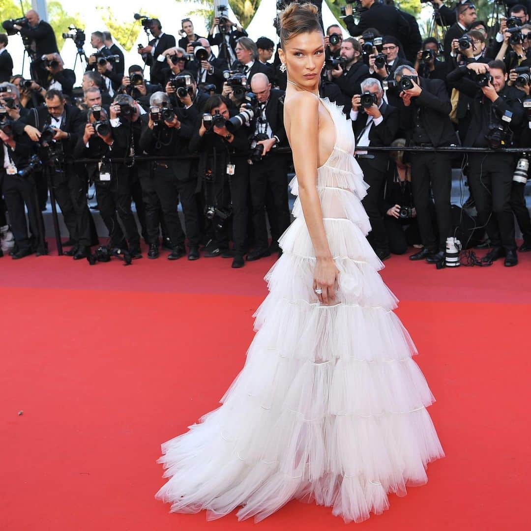 Fashion Weekさんのインスタグラム写真 - (Fashion WeekInstagram)「@BellaHadid stuns in @Dior on the #Cannes2019 red carpet 🕊⠀⠀ Photo by @gettyimages」5月17日 23時12分 - fashionweek