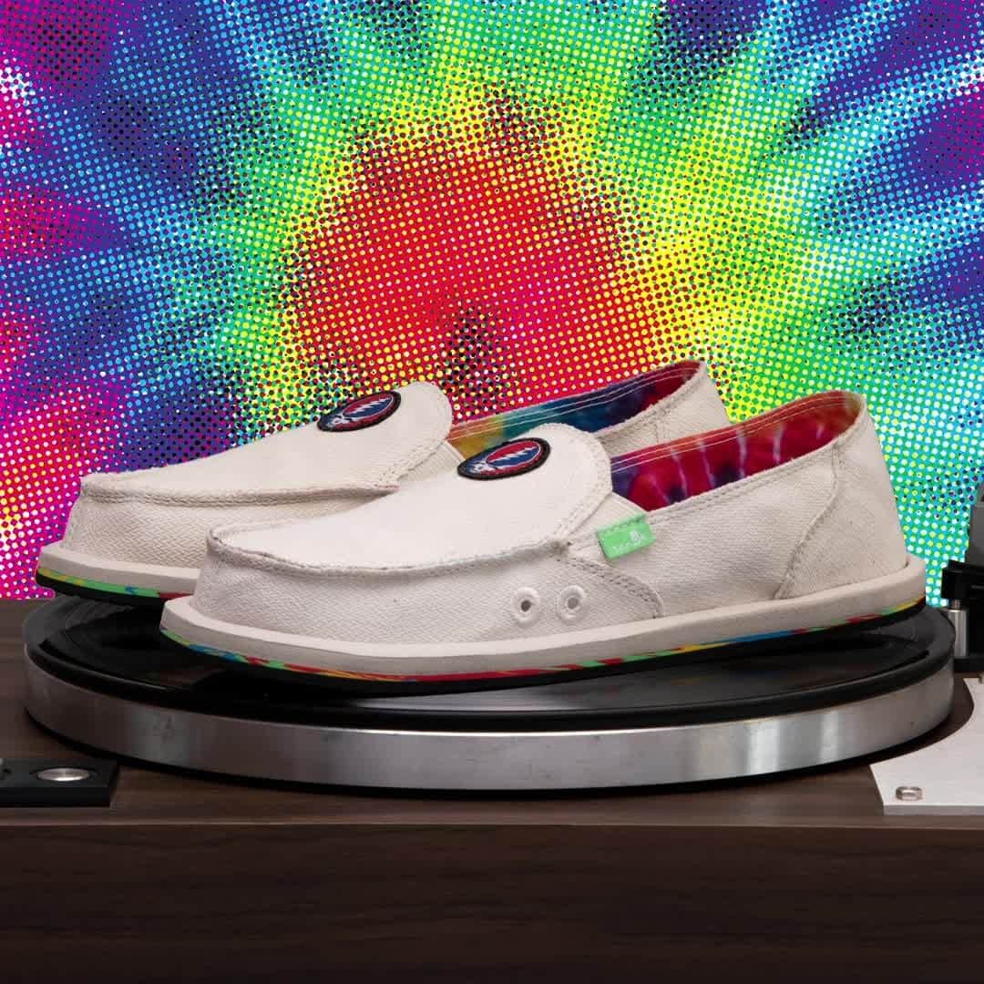 のインスタグラム：「Jam out with the new GRATEFUL DEAD™ Donna Hemp. Nonstop spin dancing approved. 💀🌹⚡️ #SanukDonna #Sanuk #SmilePassItOn」
