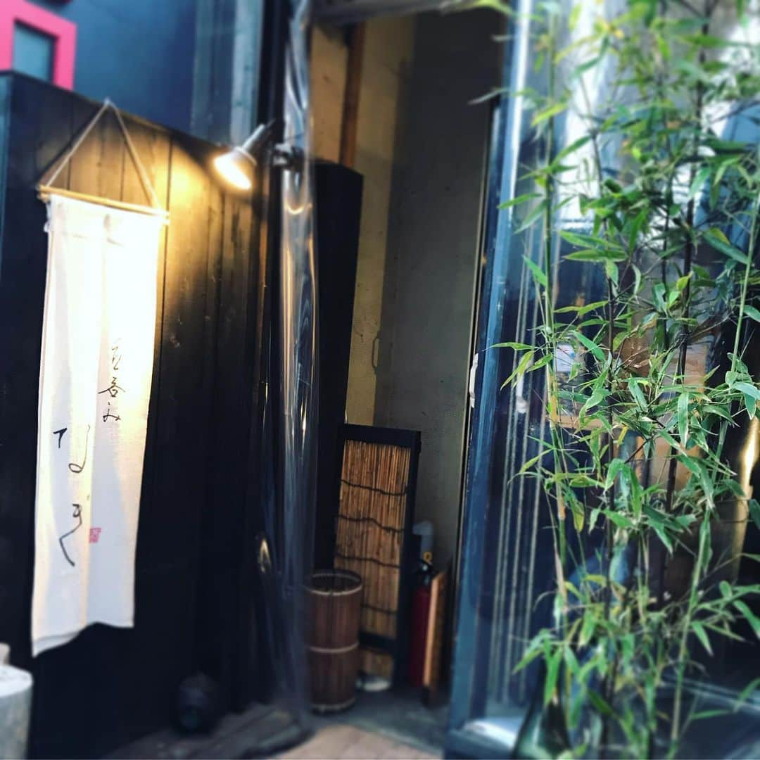 新田朝子さんのインスタグラム写真 - (新田朝子Instagram)「全国新酒鑑評、金賞受賞数７年連続日本一に輝いた福島😌✨おめでとうございます！！！！22銘柄、全部飲みたい🍶そのお祝いも兼ねて #福島放送 の大好きな #同期 と県産の日本酒を飲んで祝杯をあげました💓 . 福島の日本酒は、世界一！！！ . #福島 #福島県 #全国新酒鑑評会 #fukushima #sake #日本酒 #日本酒女子#福島大好き #ふるさと #飛露喜 #会津娘 #奈良萬 #国権 #東日本酒造協業組合 #名倉山酒造 #寿々乃井酒造 #鶴乃江酒造 #豊國酒造 #奥の松 #金水晶 #あぶくま #スノードロップ #美味しかった #華金 #日本酒好きな人と繋がりたい #立呑みなぎ」5月17日 23時12分 - asako.nitta