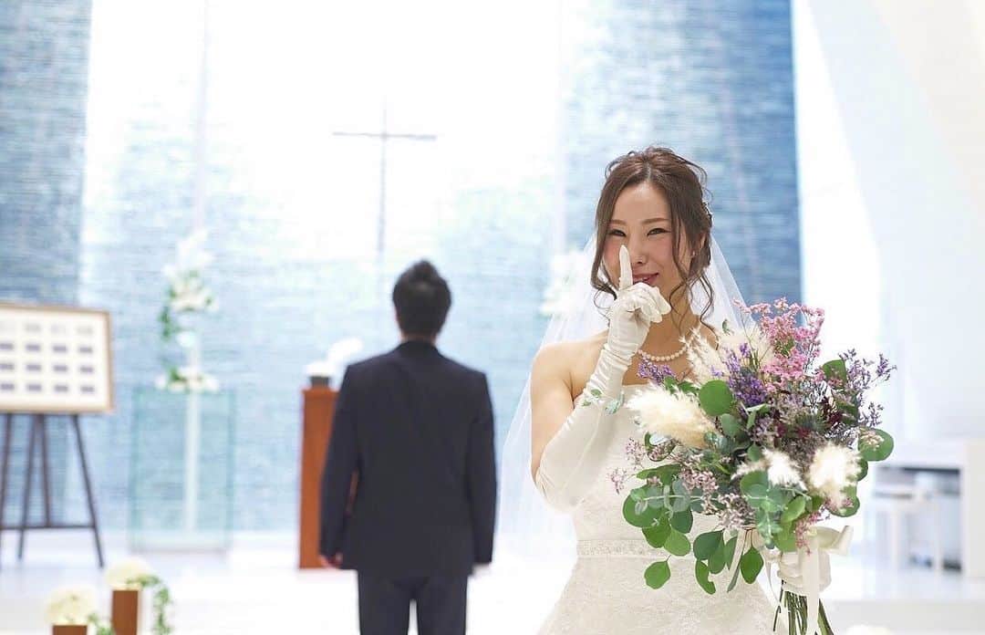 KOTOWA京都八坂さんのインスタグラム写真 - (KOTOWA京都八坂Instagram)「. . . 真っ白なウエディングドレスをお召しになり、 さらに美しくなられた新婦様。 . どこか恥ずかしそうな新郎様の姿も垣間見えながら ご対面される瞬間。 . 結婚式でしか感じることのできない、そんな瞬間もお写真に📷✨ . . #kotowa京都八坂#KOTOWA#京都#八坂#八坂神社#古都#永遠#円山公園#2019年秋婚2019年冬婚#2020年春婚#2020年夏婚#プレ花嫁#日本中のプレ花嫁さんと繋がりたい#ウエディング#結婚式#花嫁#結婚式場#披露宴#披露宴会場#披露宴準備#婚約#ブライダルフェア#フェア#ゲストハウス#wedding#dearswedding#テーブルコーディネート#テーブル装花#少人数婚礼」5月17日 23時23分 - kotowakyotoyasaka