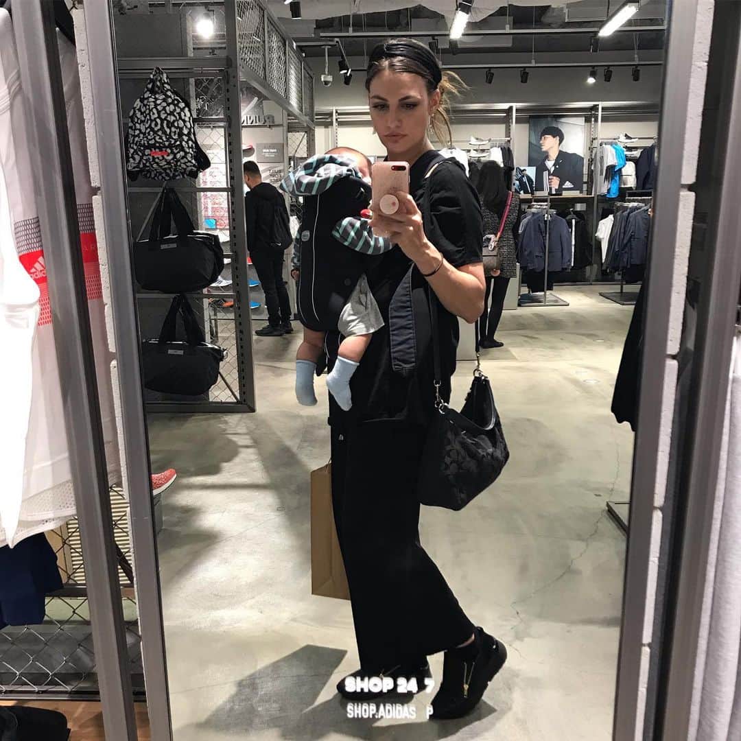 玲奈マリーのインスタグラム：「1️⃣▶️2️⃣ . . . . . . . #Tokyo #harajuku #model #versace #bangkokbestie #bff #shopping #adidas #cute #Thai #American #baby #cute #mixedchicks #today #ootd #今日 #コーデ #友達 #モデル #ショッピング #原宿 #ファッション #楽しい」