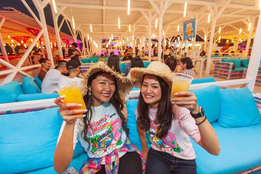 おきなわLikesさんのインスタグラム写真 - (おきなわLikesInstagram)「🌺🌞🌴 ＼🏝アツいイベントはじまるよ！🌺／ . 明日から #オキナワイーモーション が はーじまーるよ〜〜〜🥳🌈！！ #フライングサマー2019 . ということで今日は、 明日と明後日【5月18日(土)/19日(日)】に MAGIC BEACH というイベントが開催される #波の上うみそら公園 で 前夜祭に参加してきました！😆🌴 . その様子はストーリーズにも投稿しているので 見てみてくださいね🌞♩ . #フラサマガールズ と、おきなわLikes編集部は 週末のイベントにも、もちろん参加します🍔🥤🎶 ぜひ会場でお会いしましょ〜🤗！ . 梅雨入りした沖縄ですが、 明日から6/2(日)まで、楽しみが盛り沢山🌟 フライングサマー！エンジョイしましょーっ！ ↓↓↓↓ 今後のイベントスケジュールや詳細は @okinawa_emotion の公式アカウントでも確認できます🌺 ________________________________________________________  Okinawa E-Motionって⁉️ →5月18日(土)〜6月2日(日)の期間、Okinawa E-Motionの ブランドのもとに「Food」「Music」「Art」を コンセプトにしたリゾートイベントが開催されます！ 詳しくはストーリーズにリンクを貼っていますので ぜひご覧くださいっ🌞！ ________________________________________________________ #フライングサマー2019#フラサマ#波の上うみそら公園#フラサマガールズ#OkinawaEmotion#沖縄 #おきなわLikes#japan#okinawa#フライングサマー #沖縄イベント」5月17日 23時18分 - okinawa_likes
