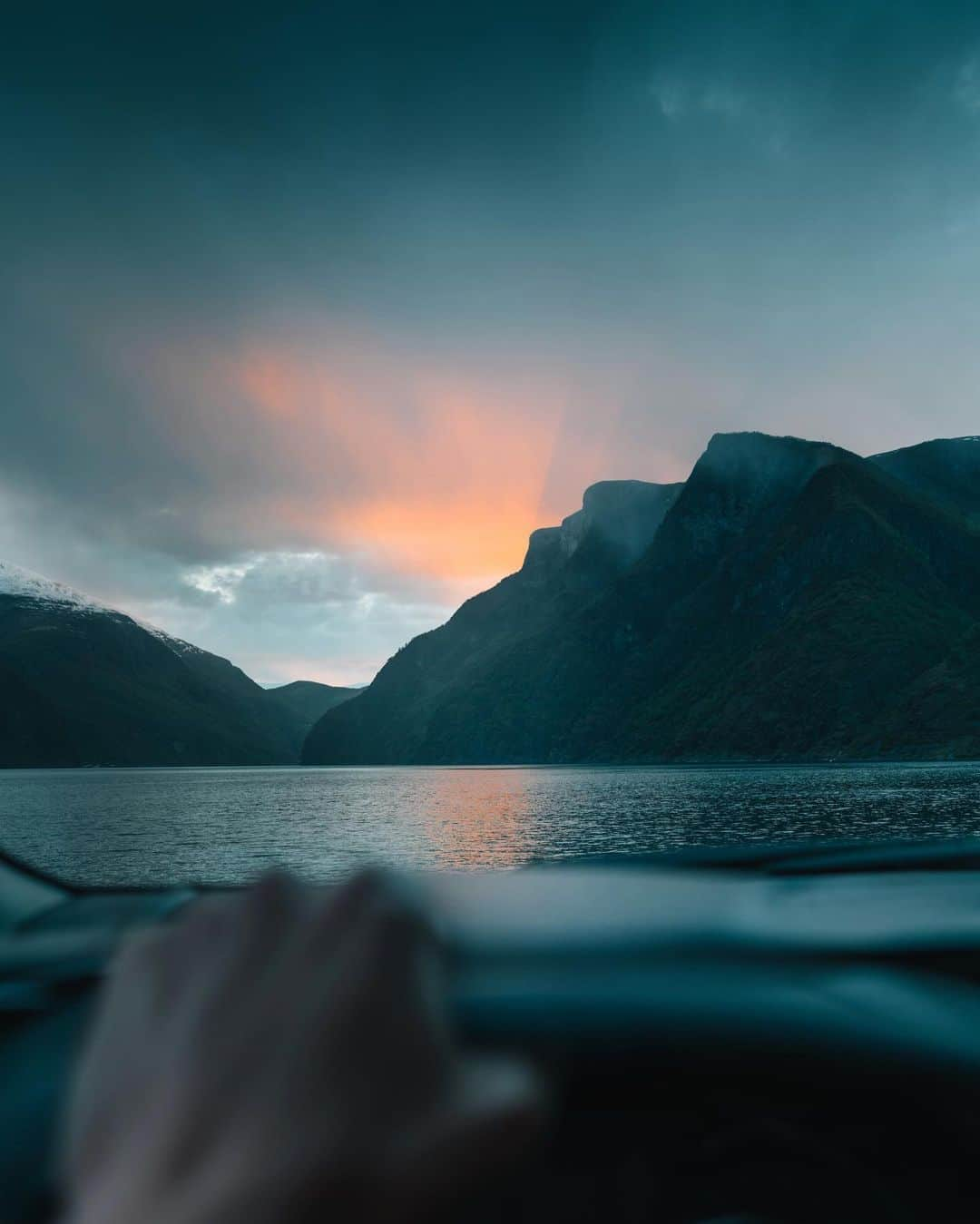 Simone Bramanteさんのインスタグラム写真 - (Simone BramanteInstagram)「{ Oslo Vibes } • Two lights from the same day. Arrived in town to have some meetings about sustainability and lucky enough to catch same low light at the end of the day.  Experiencing sustainability w/ @nissaneurope for #ElectrifyTheWorld #SimplyAmazing #NissanLEAF」5月17日 23時21分 - brahmino