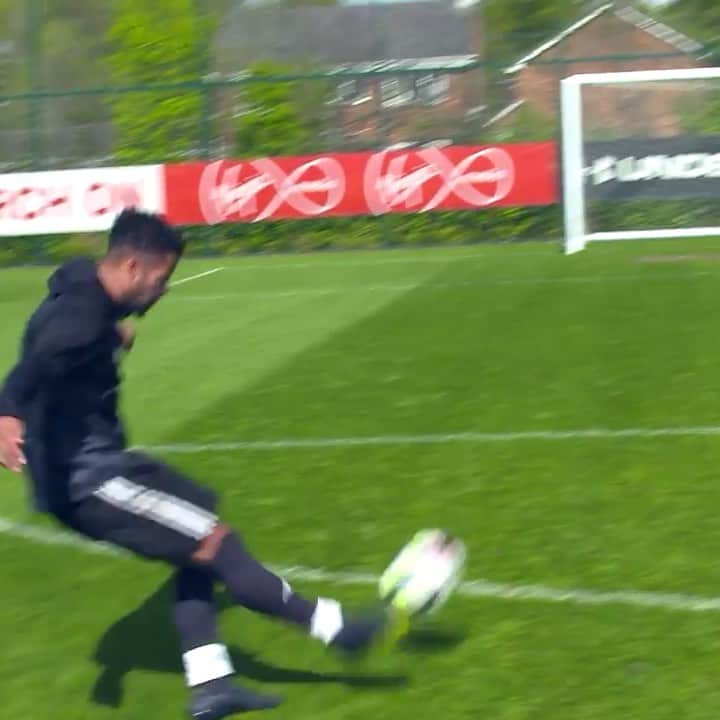 のインスタグラム：「‘Top bins off the keepers back’ 🤪😂🤷🏽‍♂️🚀」