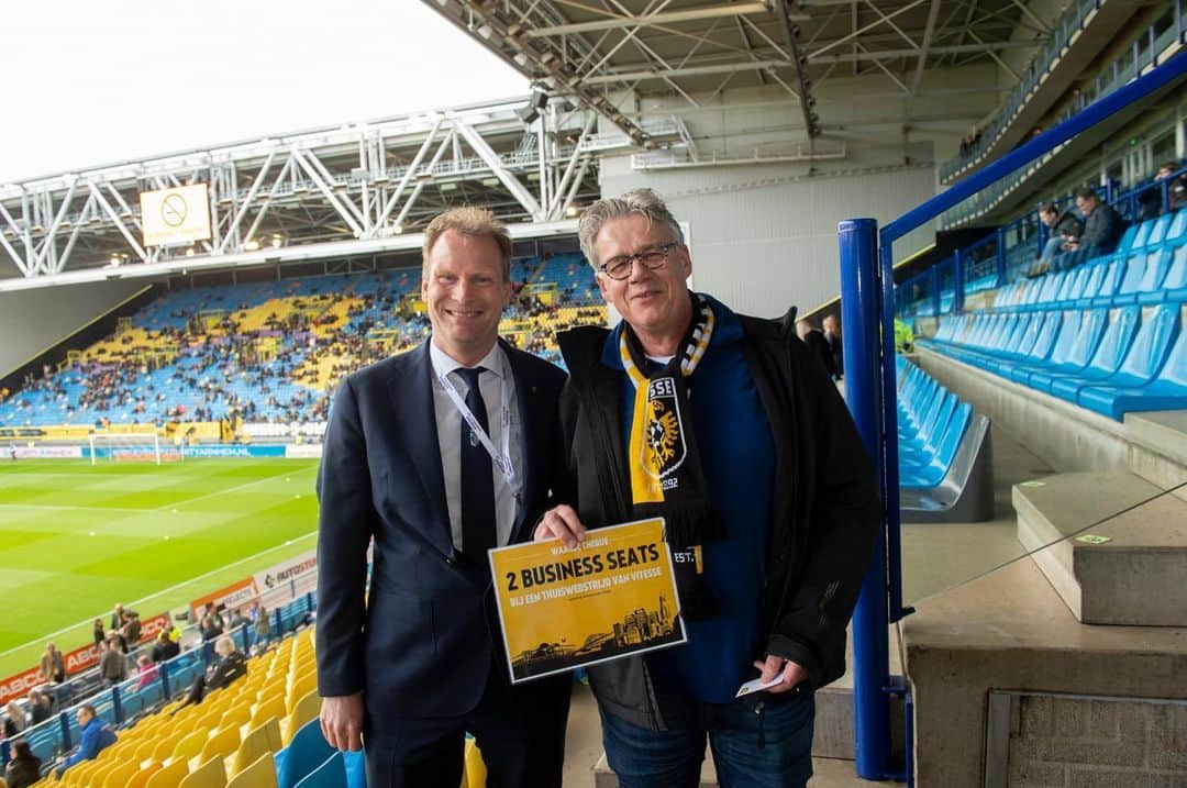 フィテッセさんのインスタグラム写真 - (フィテッセInstagram)「Dhr. Scholten werd bij Vitesse vs De Graafschap verrast door onze directeur. Hij was de eerste verlenger van zijn seizoenkaart! 👏 ⠀⠀⠀⠀⠀⠀⠀⠀⠀⠀ Zien we jou komend seizoen ook in GelreDome? ⠀⠀⠀⠀⠀⠀⠀⠀⠀⠀ #Vitesse #samengeelswert」5月17日 23時25分 - mijnvitesse