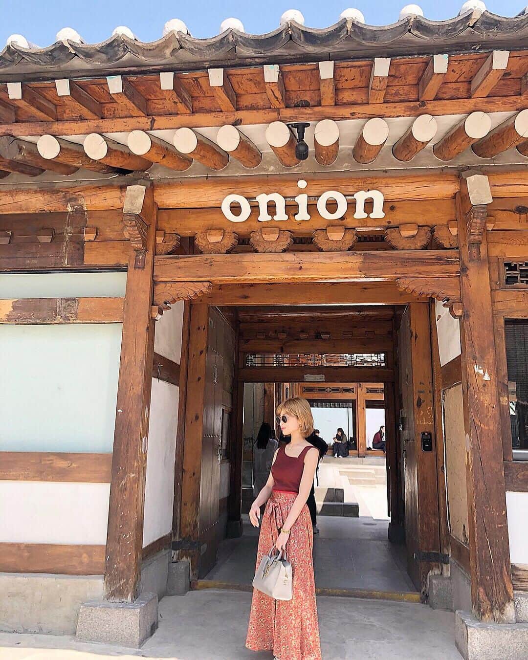都築青空さんのインスタグラム写真 - (都築青空Instagram)「Cafe Onion Anguk @cafe.onion  景福宮でチマチョゴリを着る前に☕️ . . 韓国の伝統家屋・韓屋(ハノッ)を 現代風にリフォームした店舗💓 とっても雰囲気があって、 カフェラテも美味しくておすすめ😉 . . #cafeonion #あおぞら旅日記  #韓国 #韓国旅行 #Soul #ソウル #渡韓 #女子旅 #女子旅行 #cafeonion #安国 #安国駅 #安国カフェ #ソウルカフェ #韓国カフェ #カフェ巡り #コーヒー #Coffee #パン #韓国好きな人と繋がりたい #カフェ部 #カフェ好きの人と繋がりたい #한국 #서울 #여행 #안국 #안국카페 #카페 #커피 #빵」5月17日 23時29分 - aozora723