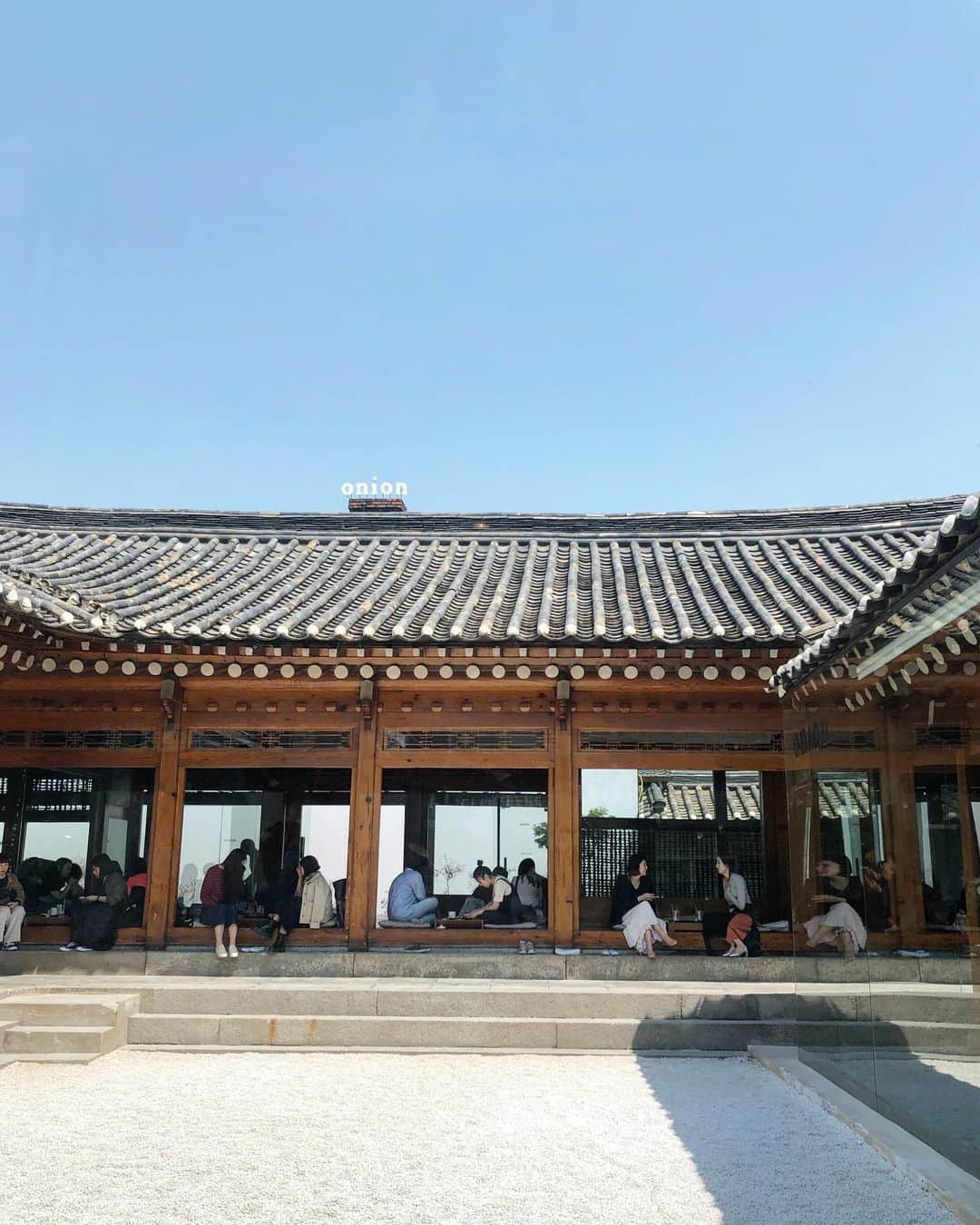 都築青空さんのインスタグラム写真 - (都築青空Instagram)「Cafe Onion Anguk @cafe.onion  景福宮でチマチョゴリを着る前に☕️ . . 韓国の伝統家屋・韓屋(ハノッ)を 現代風にリフォームした店舗💓 とっても雰囲気があって、 カフェラテも美味しくておすすめ😉 . . #cafeonion #あおぞら旅日記  #韓国 #韓国旅行 #Soul #ソウル #渡韓 #女子旅 #女子旅行 #cafeonion #安国 #安国駅 #安国カフェ #ソウルカフェ #韓国カフェ #カフェ巡り #コーヒー #Coffee #パン #韓国好きな人と繋がりたい #カフェ部 #カフェ好きの人と繋がりたい #한국 #서울 #여행 #안국 #안국카페 #카페 #커피 #빵」5月17日 23時29分 - aozora723