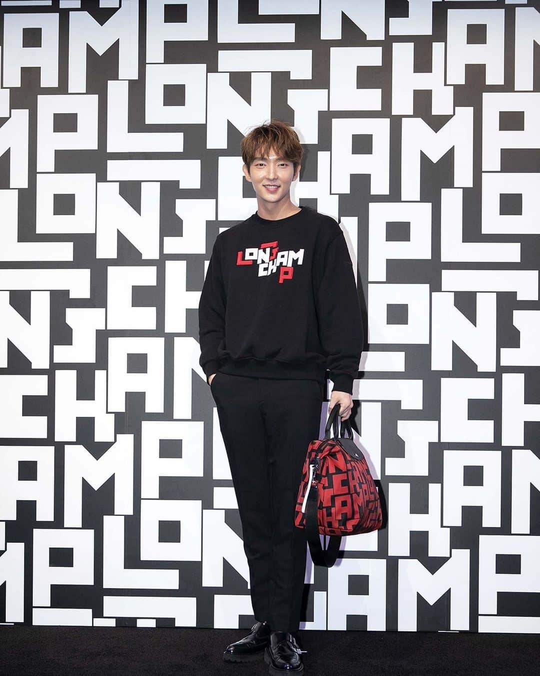 Longchampさんのインスタグラム写真 - (LongchampInstagram)「#LeeJoonGi rocking new #LongchampLGP gear in Taiwan.」5月17日 23時30分 - longchamp