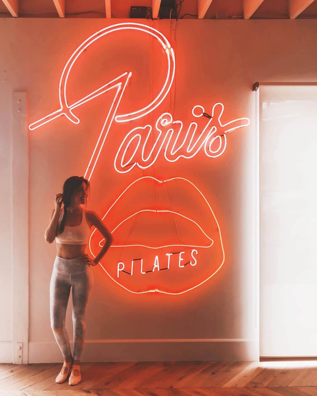ケイト・ボイージェルさんのインスタグラム写真 - (ケイト・ボイージェルInstagram)「so excited to have a little piece of Paris in silver lake - @paris.pilates studio is gorgeous! Can’t wait to make this place my new obsession 💪🏼🇫🇷🥂」5月17日 23時38分 - katevoegele
