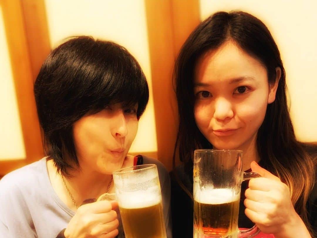 岸谷香さんのインスタグラム写真 - (岸谷香Instagram)「初日名古屋終わりましたー‼️もーね、初日🤣🤣って感じのスリリングでウォーッッの初日でした！来てくれたみなさんありがとうございました😊楽しくビール😆と思うでしょ、いやいや前進すべく反省会っす‼️兎に角、最高のビールではある！ でもね、実はひっそりといろんな場面で心折れてたKaori&YUKOと2人で、次こそは‼️...とか😅もっともっと進化するぞー‼️ま、ともあれ、いい初日でした！みんなありがとう♥️ #岸谷香 #Unlockthegirls  #52ndshout #ビール」5月17日 23時39分 - unlockthegirls