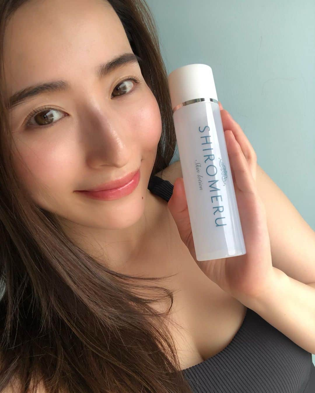 齊藤家澄さんのインスタグラム写真 - (齊藤家澄Instagram)「この化粧水は、最近のお気に入り♪ 肌荒れとか赤み、隠すんじゃなくてすっぴん美肌を目指したい！  透明のさらさらのテクスチャーで、ハンドプレスで、肌になじませるとするーっとすごく伸びが良くて気持ちいい\( ˆoˆ )/ 日焼けや乾燥などで赤ら顔になってしまうので保湿感もしっかりあるって、本当に助かります！ この化粧水を塗っただけでしばらく時間が経ってもクリームぬらなくていいからラクチン♪  保湿感もベタつきがなく、好きな使い心地。 話題のヒト幹細胞エキスや漢方成分が入っているのでシワやたるみや、 エイジングケアにも期待したいなー！ ぜひおすすめします♪( ◜ω◝و(و "❤ #シロメル #shiromeru #赤ら顔 #meninajoue #メニーナジュー #メニーナ・ジュー #メニジュ #化粧水 #スキンケア #美容 #アップデート ❤」5月17日 23時47分 - kanchi_w