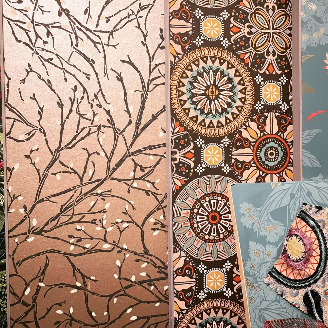 LABOdezaoさんのインスタグラム写真 - (LABOdezaoInstagram)「ダイナミックでモダンなフランスの感性で構成された桜。箔の上に描かれた日本画のような艶やかさ。フォーカルポイントの壁にとっておきのアクセントはいかがですか？ #èlitis  ファッションとカラーをコンセプトにファッショナブルなインテリアを提案するフランスのメーカー。 #輸入壁紙 #マナトレーディング  #ライフスタイルリノベーション #マンションリノベ #マンションリノベーション #デザオ建設 #デザオ #DEZAO  #DsLABO #京都#戸建リノベーション #リノベーション #リフォーム  #注文住宅 #マイホーム  #家 #住宅 #建築 #暮らし #マイホーム計画 #インテリア #デザイン #家づくり #木の家#和風モダン  #LDK ＊デザオ建設のリフォーム、詳しい情報はこちらからどうぞ → @labodezao」5月17日 23時58分 - dezaoreform