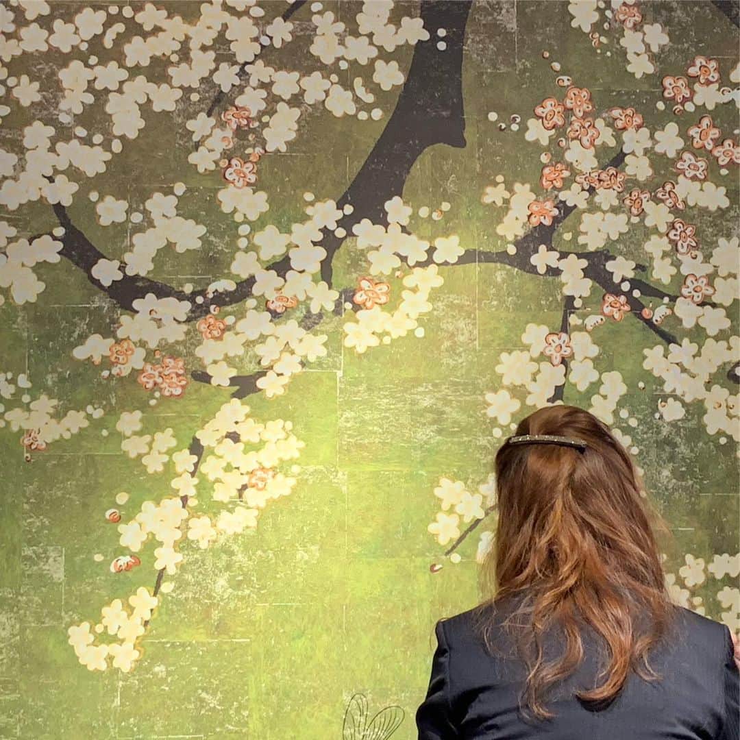 LABOdezaoさんのインスタグラム写真 - (LABOdezaoInstagram)「ダイナミックでモダンなフランスの感性で構成された桜。箔の上に描かれた日本画のような艶やかさ。フォーカルポイントの壁にとっておきのアクセントはいかがですか？ #èlitis  ファッションとカラーをコンセプトにファッショナブルなインテリアを提案するフランスのメーカー。 #輸入壁紙 #マナトレーディング  #ライフスタイルリノベーション #マンションリノベ #マンションリノベーション #デザオ建設 #デザオ #DEZAO  #DsLABO #京都#戸建リノベーション #リノベーション #リフォーム  #注文住宅 #マイホーム  #家 #住宅 #建築 #暮らし #マイホーム計画 #インテリア #デザイン #家づくり #木の家#和風モダン  #LDK ＊デザオ建設のリフォーム、詳しい情報はこちらからどうぞ → @labodezao」5月17日 23時58分 - dezaoreform