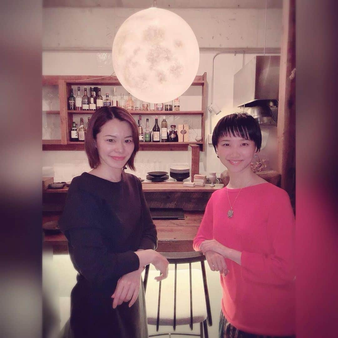 宇月颯さんのインスタグラム写真 - (宇月颯Instagram)「.﻿ .﻿ 大阪、梅田芸術劇場公演、昨日無事に初日を迎える事が出来ました✨﻿ ﻿ 大阪…梅田芸術劇場…とっても懐かしいです♡ᵕ̈*﻿ またこの舞台に帰って来れて幸せ🙏✨﻿ ﻿ 限られた時間ですが、大阪梅田芸術劇場で公演出来る幸せを感じながら、皆様に楽しんで頂けるよう、｢笑う男｣頑張ります✧*｡٩(ˊᗜˋ*)و✧*｡﻿ 宜しくお願いします！！﻿ ﻿ 初日は、今まで沢山お世話になったすーさん(憧花ゆりのさん)が来てくれました❤️﻿ すーさんに舞台を見届けてもらえて嬉しかった…﻿ でも少し緊張しました(⸝⸝⸝´꒳`⸝⸝⸝)ﾃﾚｯ﻿ 久しぶりにお会いしたすーさんはパワーが増してました✨✨✨さすがすーさん🙌💕﻿ 私もパワーもらいましたよ(笑)！！﻿ 今日も宝塚時代沢山お世話になった大好きな方々が来て下さったり…❤️﻿ ﻿ 本日もありがとうございました✨﻿ 観に来て下さる沢山のお客様に感謝です！！﻿ ﻿ ﻿ #大阪#梅田芸術劇場﻿ #笑う男﻿ #憧花ゆりの さん#元月組組長さん﻿ #いつも気にかけてくださった…﻿ #月組だけに月の下で﻿ #綱渡りしなきゃ✧*̣̩⋆̩☽⋆゜﻿ #宇月颯#とし﻿ #宇月颯オフィシャルファンクラブ﻿ #明日はふふふ…﻿ ﻿ ﻿ ﻿」5月17日 23時58分 - hayate_uzuki_official