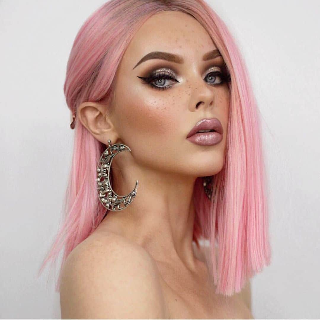 Jeffree Star Cosmeticsさんのインスタグラム写真 - (Jeffree Star CosmeticsInstagram)「How stunning is @beatsbylizzie! 💖 She is catching that glow using our #SkinFrost shade ‘Ice Cold’ 💎 #jeffreestarcosmetics #supremefrost」5月17日 23時50分 - jeffreestarcosmetics