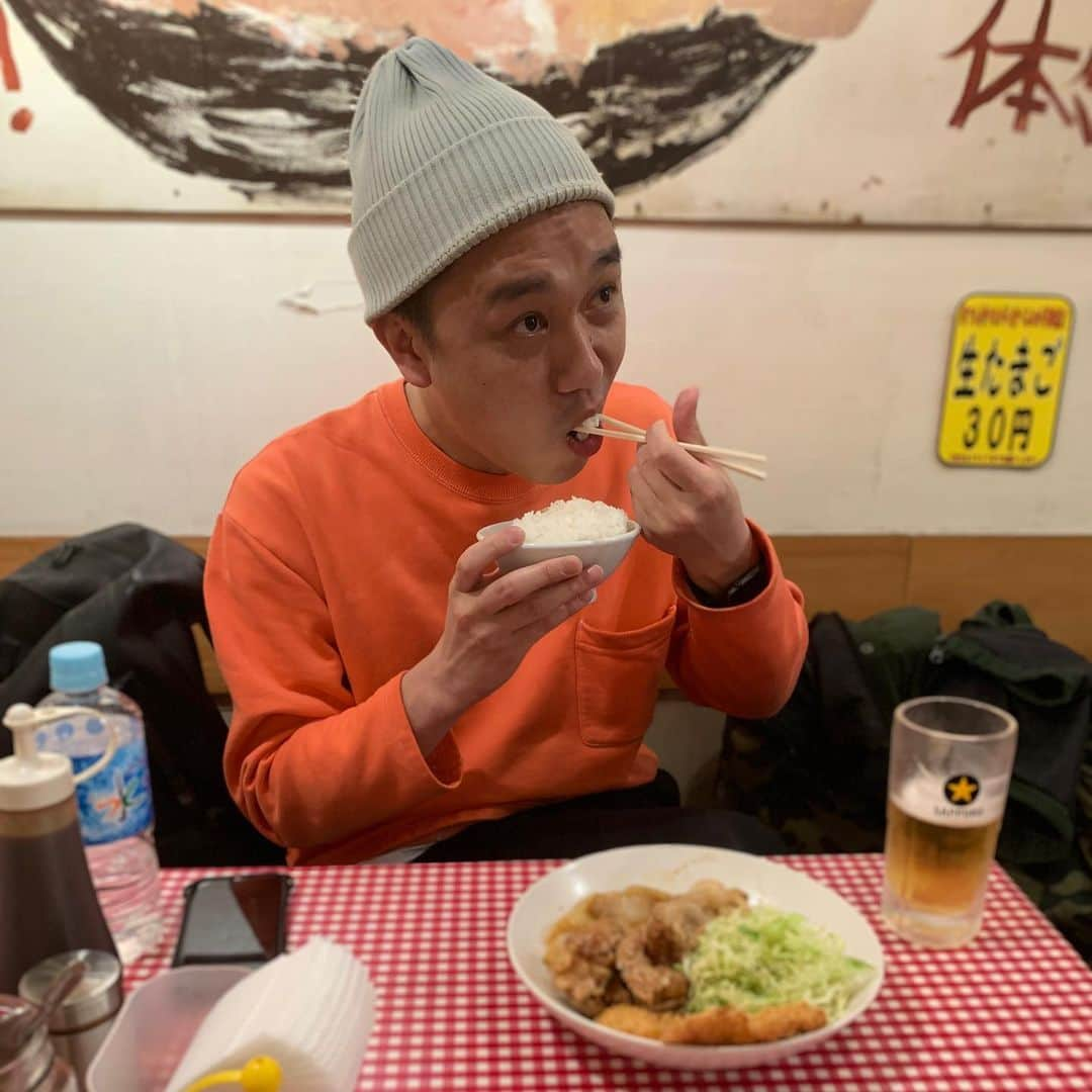 赤羽さんのインスタグラム写真 - (赤羽Instagram)「#阿佐ヶ谷 #男の晩ごはん  竜田揚げ定食ご飯抜きキャベツ増し #糖質制限」5月17日 23時52分 - akabass