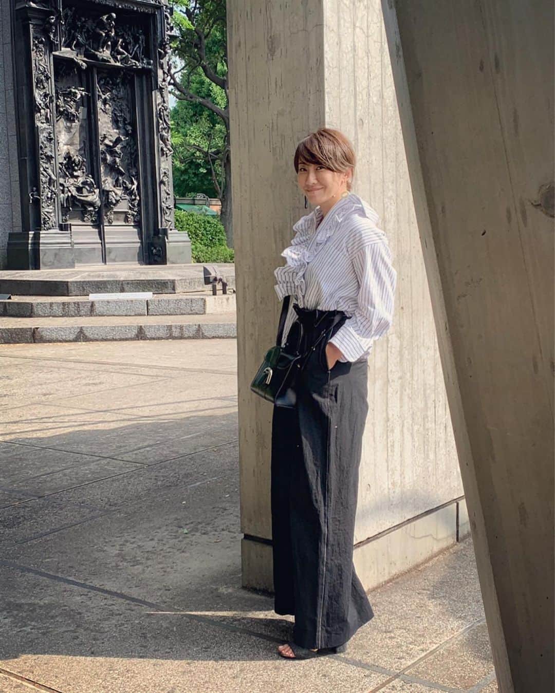 風間ゆみえのインスタグラム：「午前中に打ち合わせを終えて、国立西洋美術館へ。今週末まで開催されている『ル・コルビュジエ　絵画から建築へ―ピュリスムの時代』へは、夫から久しぶりにデートしよう。と誘われ浮かれて出かけた3時間の美術館デート。 ☁️☁️☁️☁️☁️☁️☁️☁️☁️☁️☁️☁️☁️☁️ ◆ブルーとブラックのピンストライプのフリルブラウス @plan_c_official 「あまり真面目に着ないで少し襟を抜いて着るのがPLAN C流…笑」 ☁️☁️☁️☁️☁️☁️☁️☁️☁️☁️☁️☁️☁️☁️ ☁️ ◆ブラックに白いステッチの効いたワイドパンツ @lautashi 「展示会で試着しないでオーダーしていたからこんなに良いなんて‼︎ 予想を超えてさらに良い‼︎ ブラックに白いステッチが効いていて、カジュアルな素材感ながら、きれいめにスタイルが決まるの！もう一色あったカーキ色も欲しくなる…笑」 ☁️☁️☁️☁️☁️☁️☁️☁️☁️☁️☁️☁️ ◆ブラックのレザーバッグ  @delvaux 「美術館へは、手ぶら感覚でいたいから斜めがけにしたスモールバッグで」 ☁️☁️☁️☁️☁️☁️☁️ ◆アシンメトリーなピアス @la_boutique_fantasque (D'ESTREE) 「今のスタイルをアップデートしてくれる左右異なるデザインの天然石のピアス。  右側はラピス、ラピスは邪気をよせつけないお守りの石。左側は珍しいサーペンティンという、瞑想やヒーリングにも使われる、大地とつながる強いエネルギーの守護再生の意味を持つアフリカの石。どちらも、デザイン性高いのに、お守りの意味を持ってもつけられるお気に入りのピアス‼︎ #yumie_k_style」