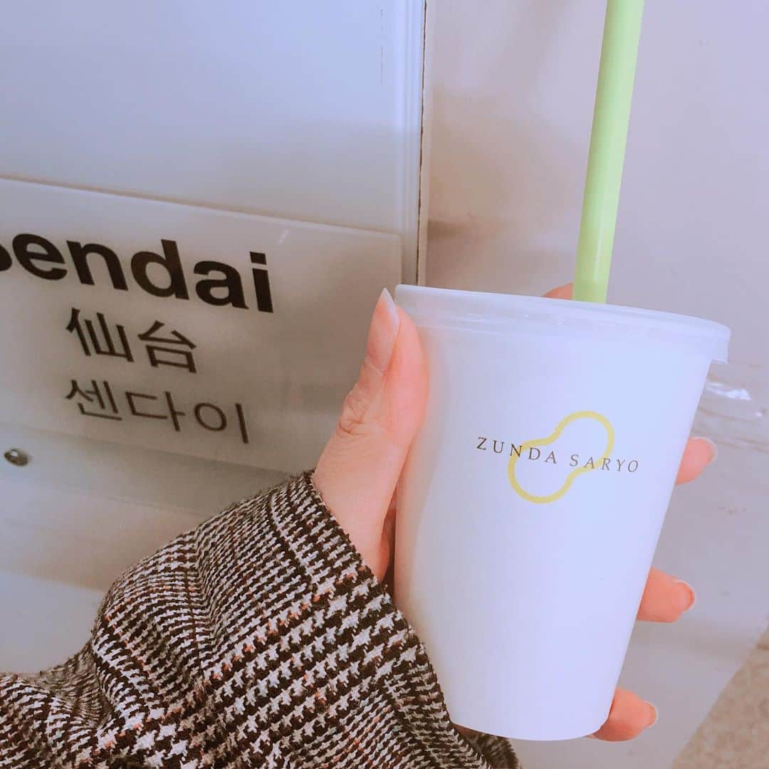 鎌田梢のインスタグラム：「この前帰省したときの。雪降った。#ずんだシェイク #ソウルフード #仙台駅 にて」