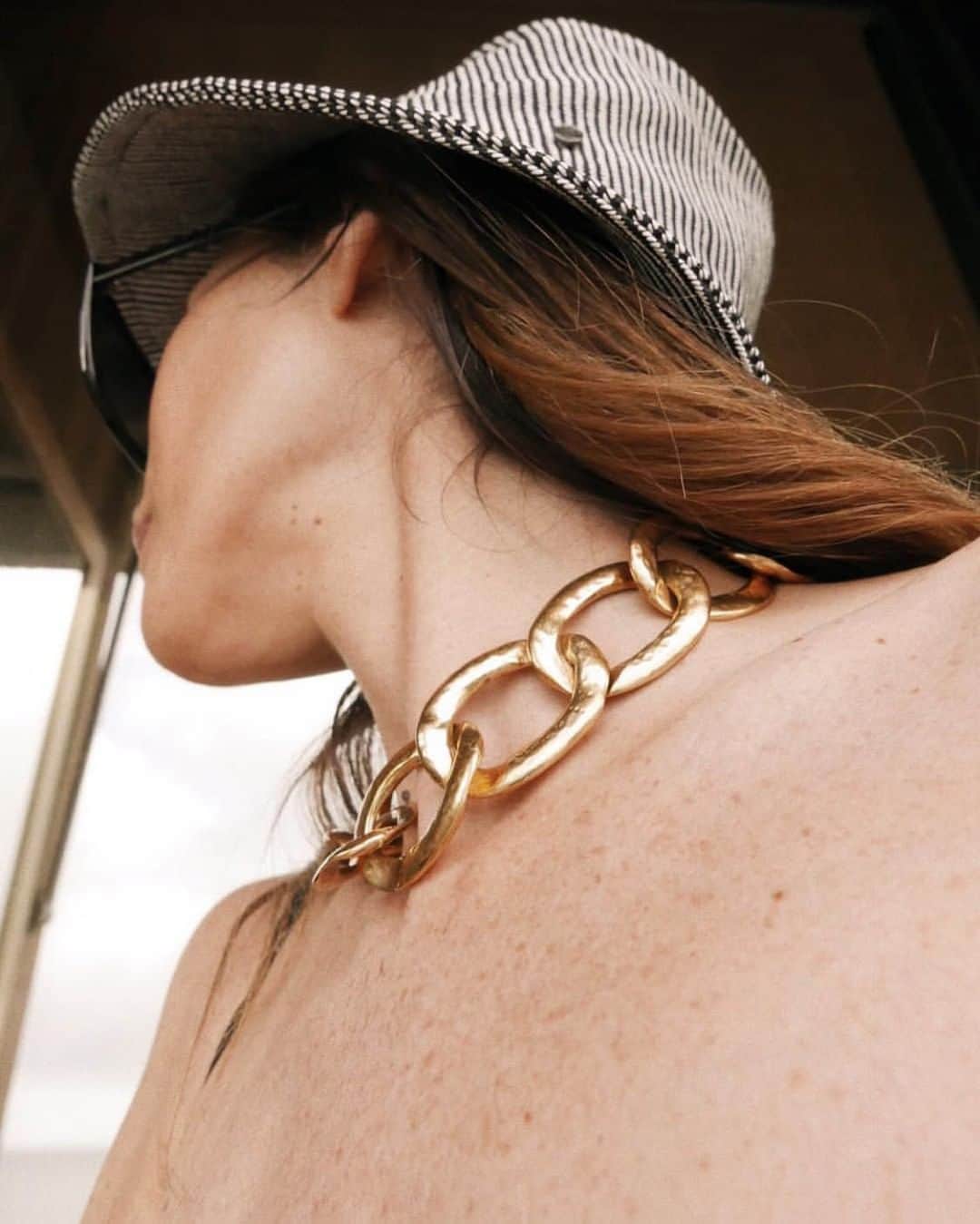 グーセンス パリのインスタグラム：「Chloé @louloudesaison wearing our Lhassa necklace. . . #Goossens #lhassa #necklace #gold #brass #Sunbath」