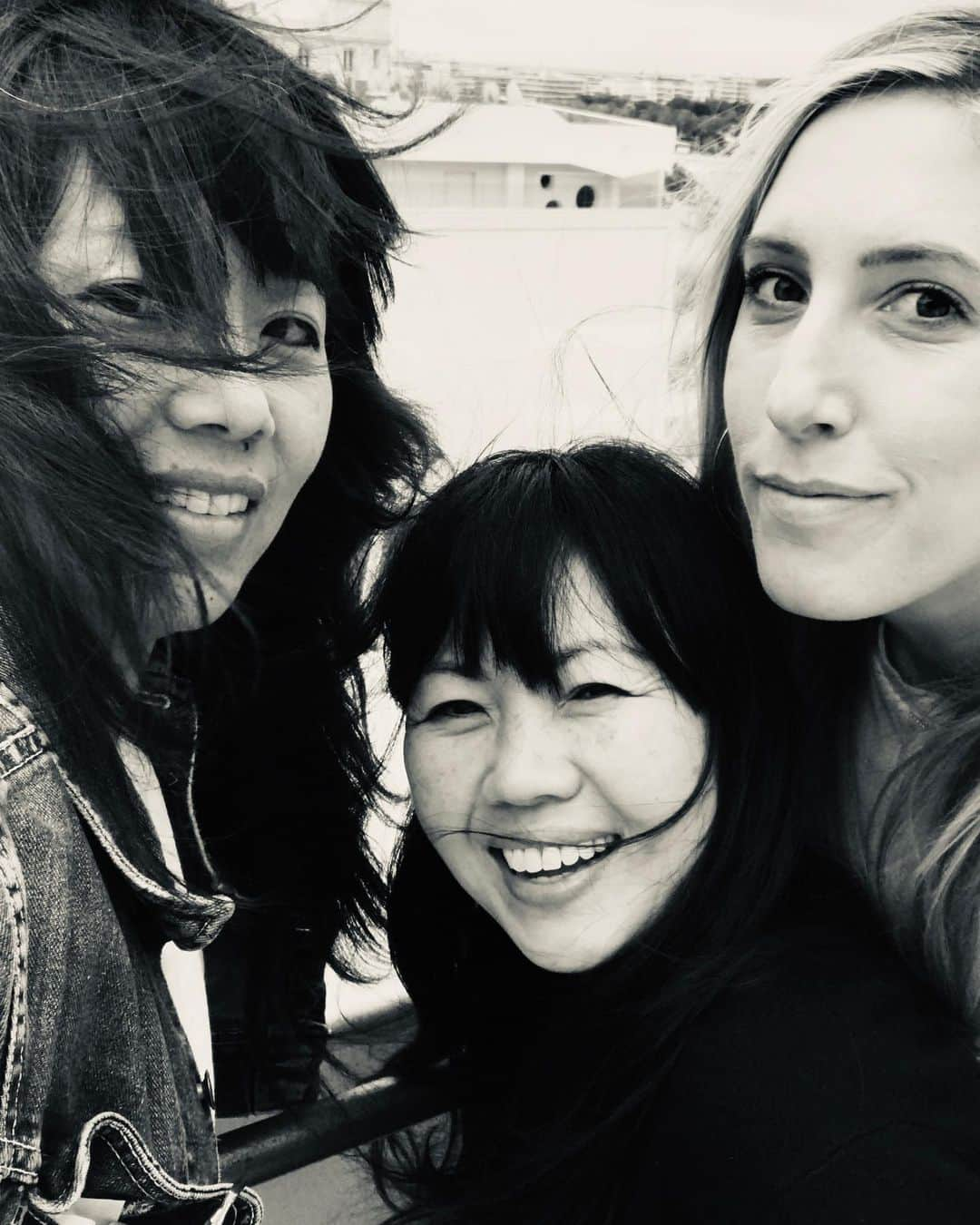 Kara Yoshimoto Buaさんのインスタグラム写真 - (Kara Yoshimoto BuaInstagram)「When your friends are trying to get a group selfie and the wind is not working with you! 🖤」5月18日 0時01分 - karayoshimotobua