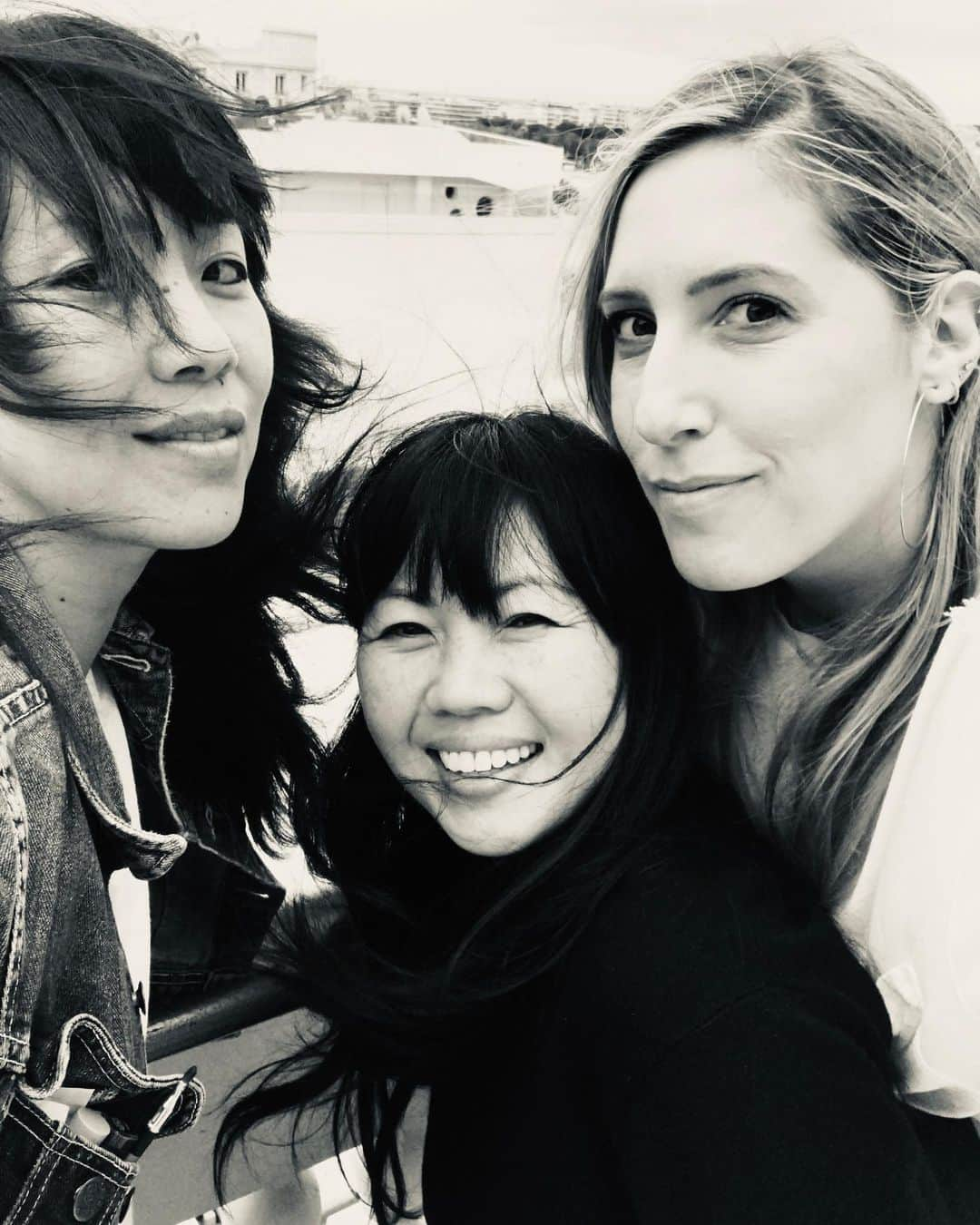 Kara Yoshimoto Buaさんのインスタグラム写真 - (Kara Yoshimoto BuaInstagram)「When your friends are trying to get a group selfie and the wind is not working with you! 🖤」5月18日 0時01分 - karayoshimotobua