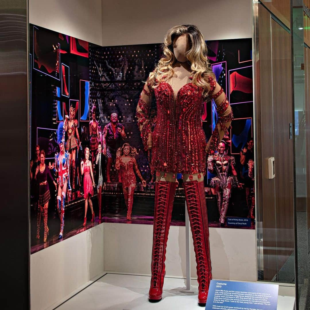 シンディ・ローパーさんのインスタグラム写真 - (シンディ・ローパーInstagram)「She made it! #Lola #KinkyBoots #Smithsonian ✨💃👠❤️✨」5月18日 0時01分 - cyndilauper