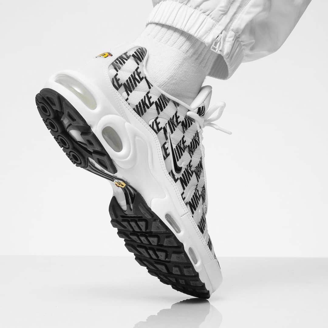 Sneaker Newsさんのインスタグラム写真 - (Sneaker NewsInstagram)「Nike gets friendly with another all-over print on the Air Max Plus. Get these for the toe. Tap the link in our bio for a closer look.」5月18日 0時01分 - sneakernews