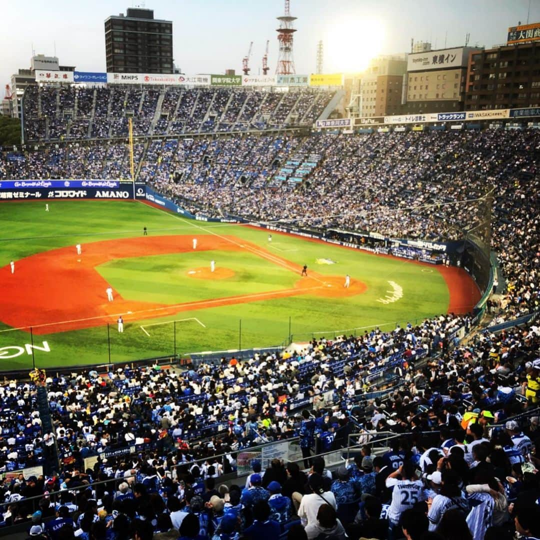 三島想平さんのインスタグラム写真 - (三島想平Instagram)「所属する草野球チーム新代田SCCの面々と横浜スタジアムへ。 この時期屋外球場の野球観戦はマジで最高。誘ってくれた種市さん曰く「この世界で一番いいシート」ハマスタ・スカイバーカウンターはなんとビールサーバー付き。 退屈しない締まった展開で中日勝利。そして試合後花火とライブ。打ち上げも爽やかに。この上なし。これこそが大人の贅沢。生涯続けたい趣味である。」5月18日 0時12分 - sohei_mishima