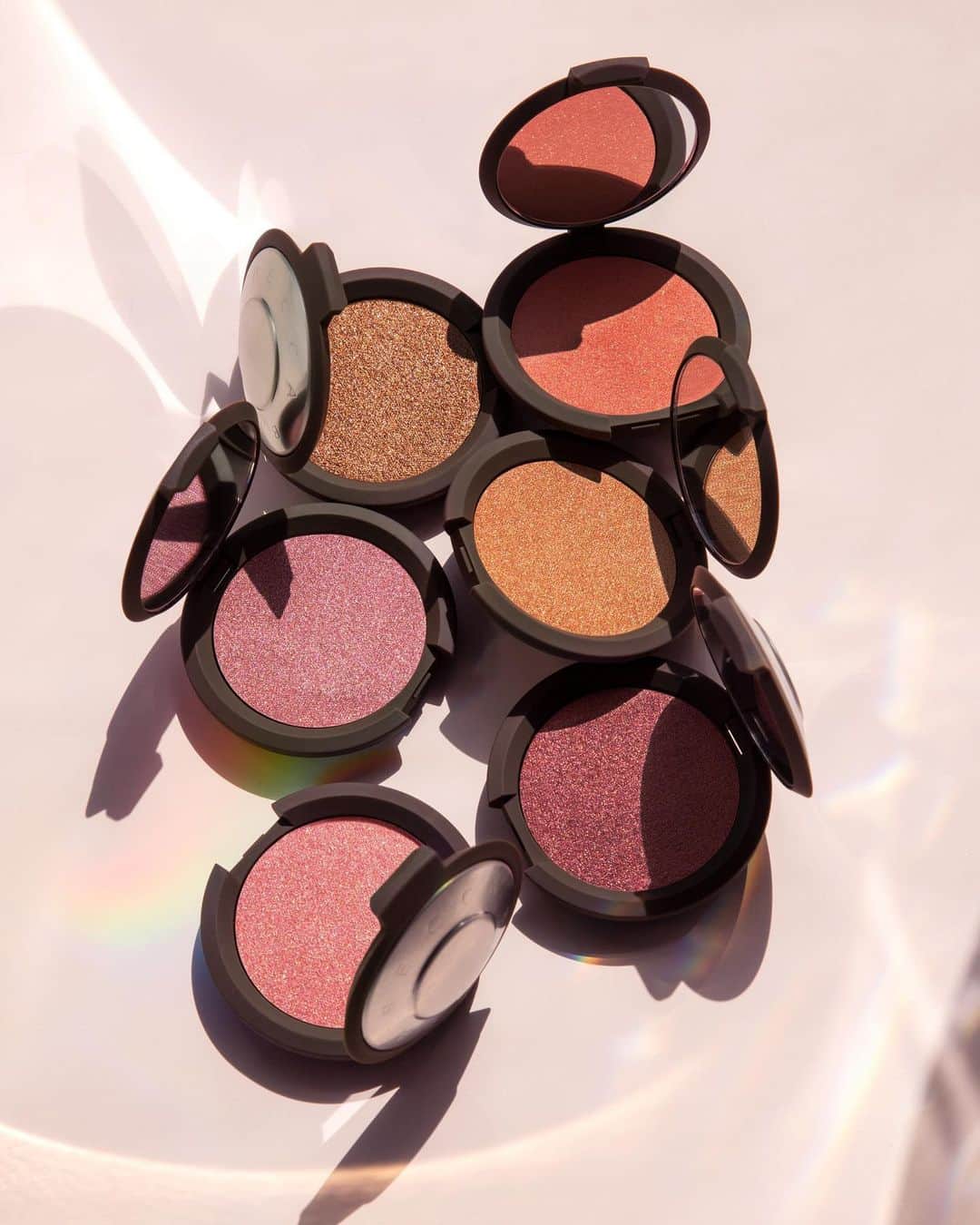 BECCAさんのインスタグラム写真 - (BECCAInstagram)「Luminous Blush WINS @Essence Best Of Black Beauty Awards!🏅 This pressed luminous powder gives your cheeks a kiss of shimmering colour 😘  Head to our #InstagramStories to see the shades on our #BECCABeauties. #Essence #BestofBlackBeautyAwards」5月18日 0時05分 - beccacosmetics