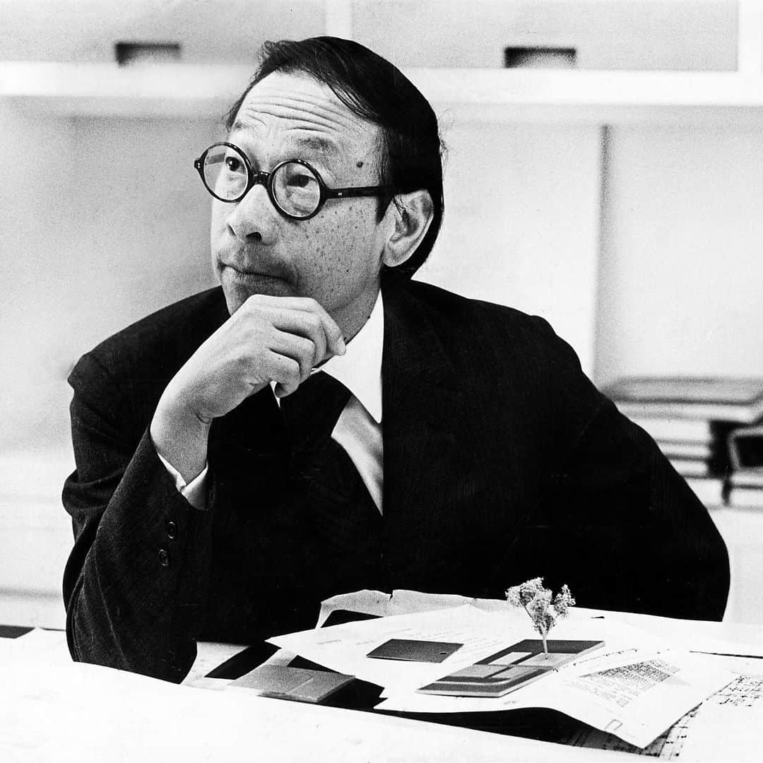 ニューヨーク・タイムズさんのインスタグラム写真 - (ニューヨーク・タイムズInstagram)「One of the world’s most revered architects, I.M. Pei, died on Thursday at 102. The glass pyramid at the Louvre Museum in Paris is among his many famous designs. I.M. Pei was one of the few architects whose work was equally attractive to real estate developers, corporate chieftains and art museum boards. All of his work — from his commercial skyscrapers to his art museums — represented a careful balance of the cutting edge and the conservative. Visit the link in our profile to read more about #impei and 6 of his most important buildings. Ernie Sisto shot this photo of the architect in 1970 and @kostyukov shot the photo of the #LouvrePyramid at @MuseeLouvre in 2017.」5月18日 0時06分 - nytimes