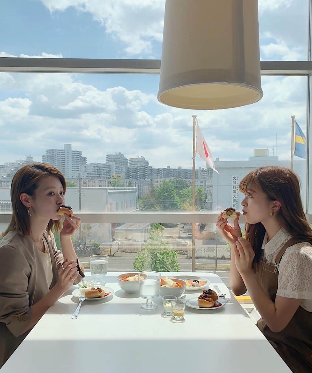 のインスタグラム：「ㅤㅤㅤㅤㅤㅤㅤㅤㅤㅤㅤㅤㅤ @chisato.0o と IKEA新三郷へ 🛋 ㅤㅤㅤㅤㅤㅤㅤㅤㅤㅤㅤㅤㅤ 「より健康的でよりサステナブルな暮らし」と 「気候変動への取り組み」をテーマにした サステナビリティ・キャンペーンについて学びました✍🏻 ㅤㅤㅤㅤㅤㅤㅤㅤㅤㅤㅤㅤㅤ 洗って繰り返し使えるラップや、 わたしもいつも愛用しているチャック付きのポリ袋も 実は環境にやさしい素材でできていたことにびっくり！ 地球にも体にも優しいプラントベースベジフードの 試食もさせていただきました🌭 ㅤㅤㅤㅤㅤㅤㅤㅤㅤㅤㅤㅤㅤ 新しくリリースされた IKEA Better Living アプリでは 普段の生活でサステナブルな行動をすると ポイントが貯まるシステムで わたしもさっそくインストールしてみました◯ ㅤㅤㅤㅤㅤㅤㅤㅤㅤㅤㅤㅤㅤ #BetterWorldStartsAtHome #イケア#サステナブルライフ #プラントベースドフード#PR」