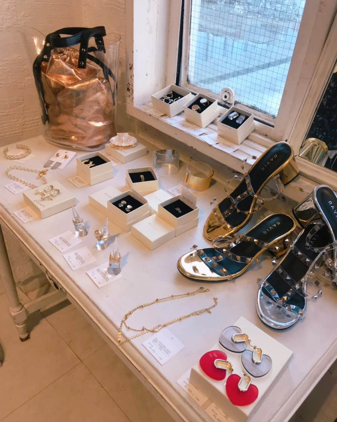ぱいぱいでか美さんのインスタグラム写真 - (ぱいぱいでか美Instagram)「菅野結以さんのブランド、Crayme,の展示会にお邪魔しました❤︎ 今回も素敵なお洋服いっぱい！ ꙳ #crayme #exhibition  #菅野結以 さん ꙳ 結以さんがインスタでちらっと柄だけ見せてて気になってたアイテムが チャイナワンピースで可愛すぎて即決でした……！ ほんとにいつも超可愛くて、でもちゃんと大人で 個性もあってCrayme,大好きです❤︎ 写真で履いてて前にも載せたことあるスカートもCrayme,です☻ あと写真には写らない美しさがありますので ここ半年くらいずっとつけてたネックレスもCrayme,のだったりします。。！ 結以さんいつお会いしても美しくて憧れるー…❤︎！」5月18日 0時09分 - paipaidekami