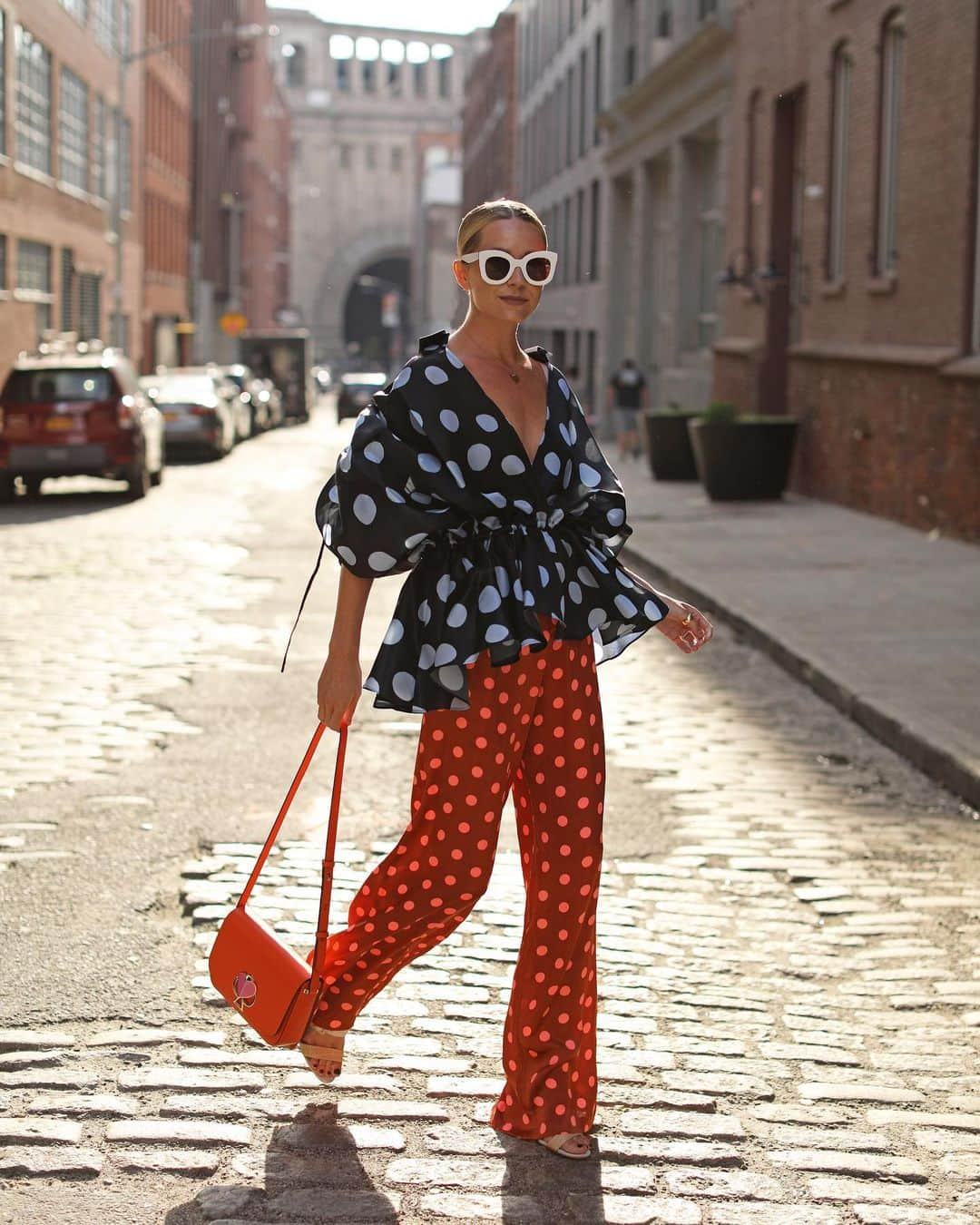 ブレア・イーディーさんのインスタグラム写真 - (ブレア・イーディーInstagram)「<HI MY NAME IS BLAIR AND I LOVE POLKA DOTS 👋🏻👋🏻👋🏻 happy Friday everyone! Hope your weekend is fantastic 💥> bag: @katespadeny / pants: @zara / top: @lealdaccarett - everything linked on Atlantic-Pacific #lealdaccarett #loveinspades #katespade #polkadotpants」5月18日 0時09分 - blaireadiebee