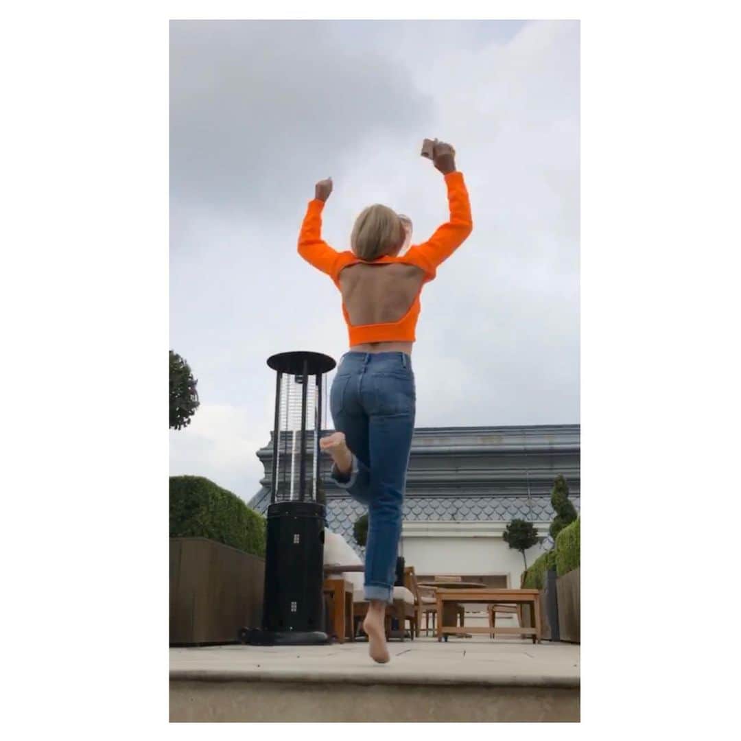 カイリー・ミノーグさんのインスタグラム写真 - (カイリー・ミノーグInstagram)「Happy Friday #lovers!!! 🧡💛 Jumping for joy on instastory 👆🏻」5月18日 0時10分 - kylieminogue