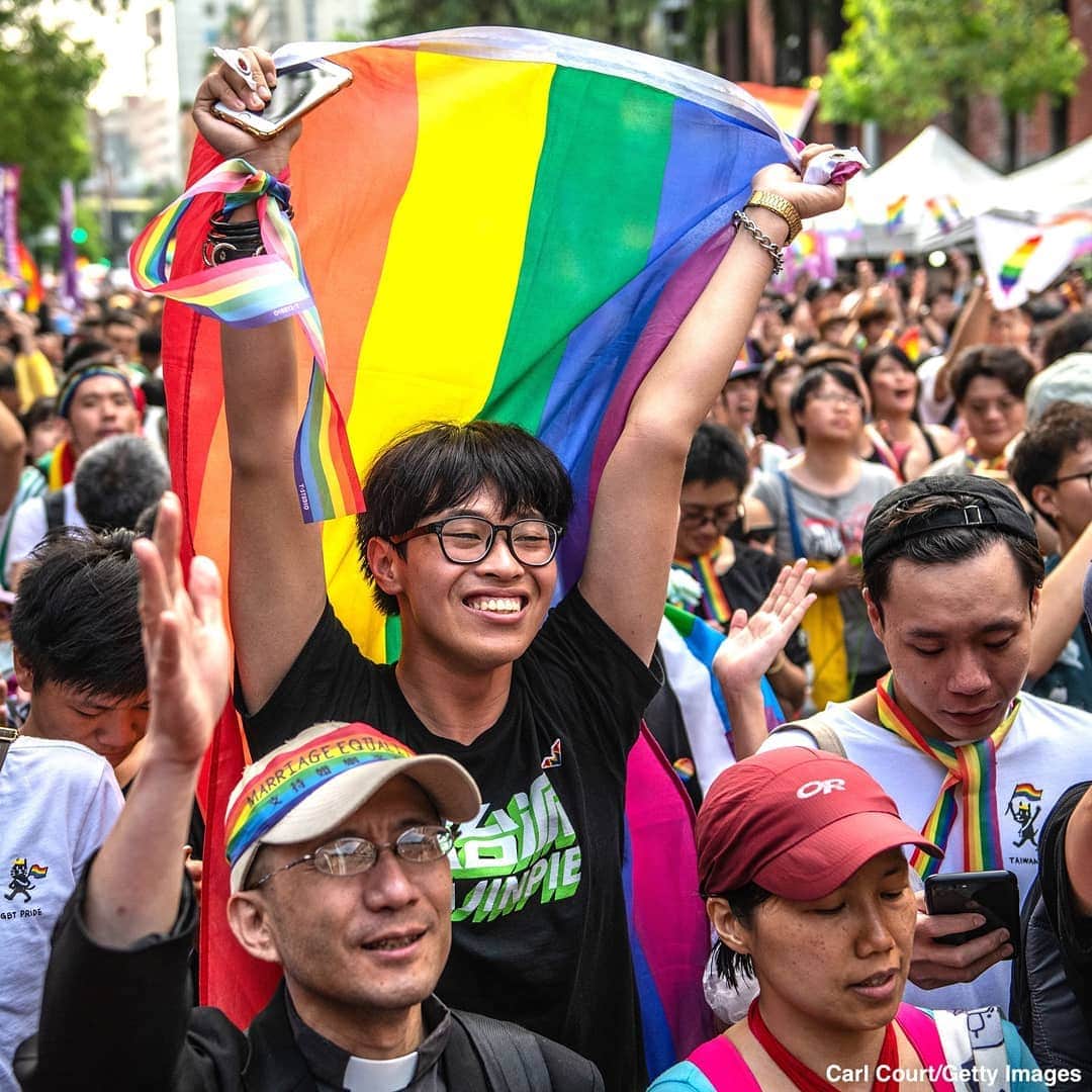 ABC Newsさんのインスタグラム写真 - (ABC NewsInstagram)「"We took a big step towards true equality, and made Taiwan a better country.” Taiwan becomes the first Asian nation to legalize same-sex marriage. #taiwan #asia #gaymarriage #lgbt #lgbtrights」5月18日 0時12分 - abcnews