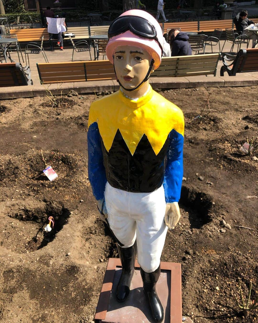 芳野友美さんのインスタグラム写真 - (芳野友美Instagram)「今日のブログは#競馬場 のジョッキー人形ネタだよん♪ この写真に一言どうぞっ！！！ 無茶振り大喜利（笑）」5月18日 0時17分 - yumi_yoshino_1980