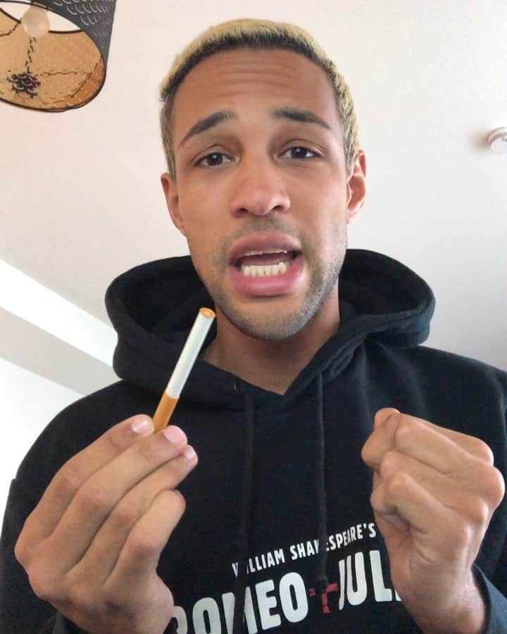 SIMON DESUEのインスタグラム：「Seit ich Rauche tut immer meine Nase weh 🚬😭」