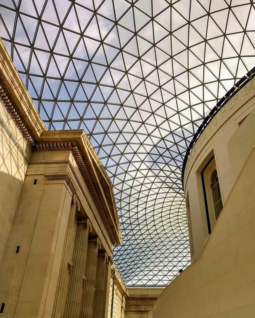 大英博物館さんのインスタグラム写真 - (大英博物館Instagram)「It’s been a warm and sunny week in London – thanks to @pativerde for this photo of the Great Court soaked in sunshine 🌞🌞 You can see the space as the sun sets this evening – we’re open until 20.30!  Share your photos of the Museum with us by tagging the location! 📍🏛📸 #regram #repost #photography#BritishMuseum #architecture #London #📸 #UK」5月18日 0時25分 - britishmuseum