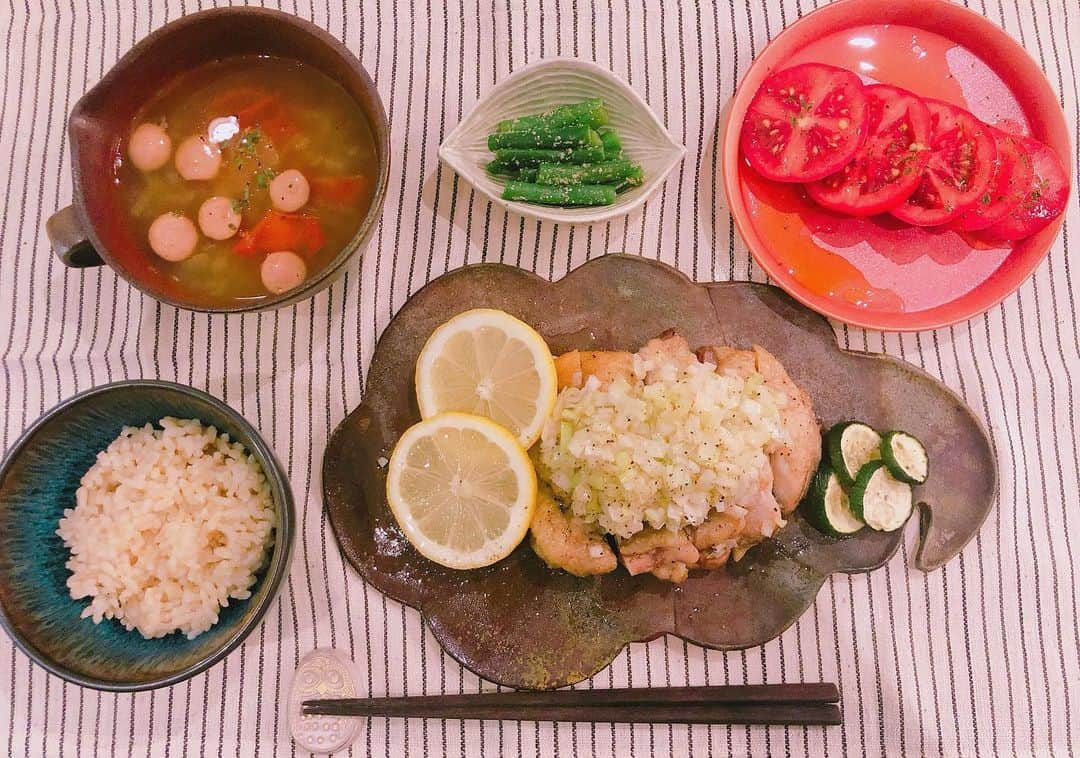 岸明日香さんのインスタグラム写真 - (岸明日香Instagram)「ヘルシーだけどもりもり食べた🥺🙏 #岸キッチン #ネギ塩レモンダレのグリルチキン #冷やしトマト #インゲンごま和え #ズッキーニ #余り物ポトフ #玄米」5月18日 0時21分 - aspoo02