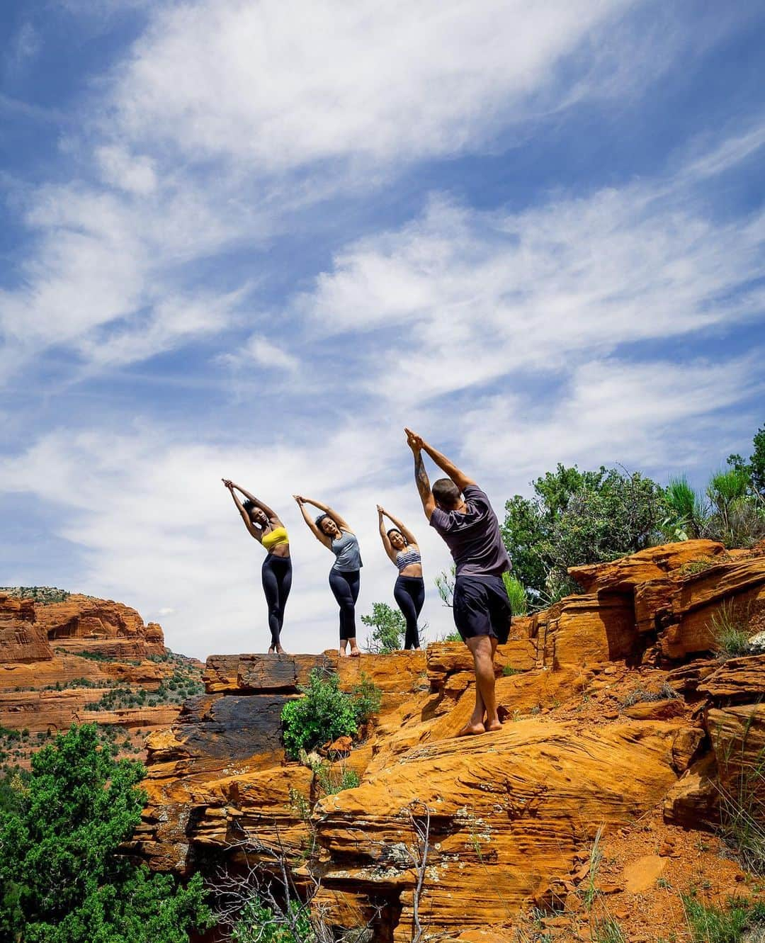 Airbnbさんのインスタグラム写真 - (AirbnbInstagram)「You’ve heard of tree pose and mountain pose. But have you tried desert pose, paddle-board pose or goat-pasture pose? ⠀⠀⠀⠀⠀⠀⠀ Find your breath in breathtaking locations with @AirbnbExperiences. Click the link in our bio for more.」5月18日 0時21分 - airbnb