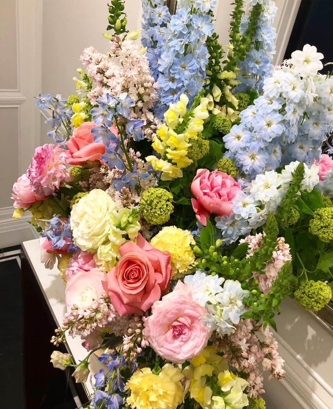 The Peninsula New Yorkさんのインスタグラム写真 - (The Peninsula New YorkInstagram)「Interested in creating your own stunning floral arrangement like this? Learn how while sipping Champagne at our one-day flower masterclass in partnership with @mcqueensflowers. The afternoon includes a lesson by @mcqueensny alongside canapés and Champagne. Reserve your spot for the June 1 class by emailing eventpny@peninsula.com #flowerfriday」5月18日 0時22分 - thepeninsulanyc