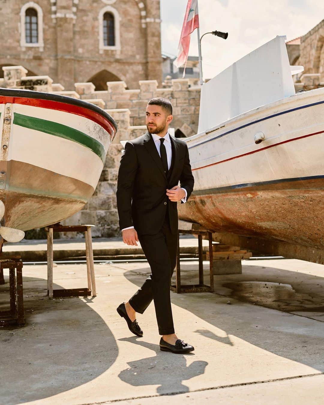 MR PORTERのインスタグラム：「Wedding season doesn't have to be daunting. Mr @eliaselindari⁣ proves that a simple suit (sans socks) is sometimes the best approach.⁣⠀⠀ -⁣⠀⠀ 🛒 @Gucci tasselled loafers (1054321), @berluti billfold wallet (1082208) and @bottegaveneta cufflinks (1099344) available now via the link in bio #MRPORTER」