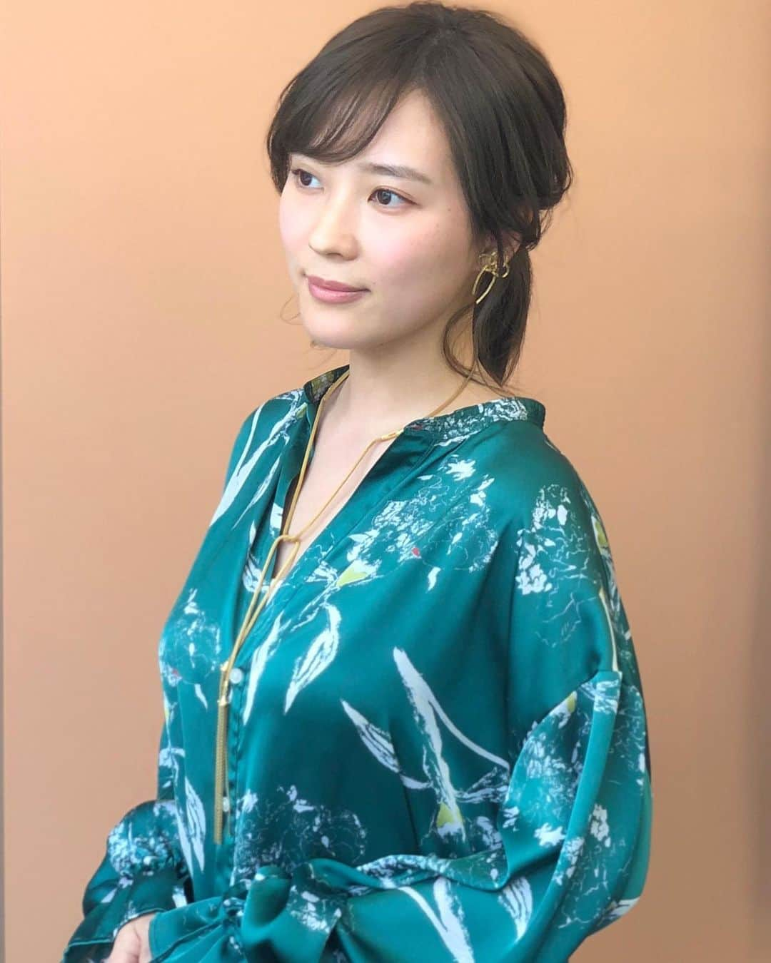 亜希子さんのインスタグラム写真 - (亜希子Instagram)「本日、『アイドル、やめました。』関連の取材を複数のメディアにしていただきました。 ・ 詳しくはまたお知らせ致しやすが、衣装が本当に可愛くて震えた…。 ・ 緑色のワンピース、オレンジ色のセットアップ、ネイビーのシャツとパープルのスカート、いずれも「manon」というブランドさんの物です。 ・ 可愛すぎて全部買い取りたかった…。 ・ 買い取れるように、引き続きお仕事頑張ろう…。 ・ ヘアメイクは大好きな田村直子(@naokotamura_hairmake )さん。 ・ デビュー以来、長い付き合いです。 ・ もう14年の付き合いになります。 ・ タムタムは私にとって、東京の母です。大好きな人です。恩人です。ずっと大好きな人です。 #manon」5月18日 0時34分 - akiko_ohki